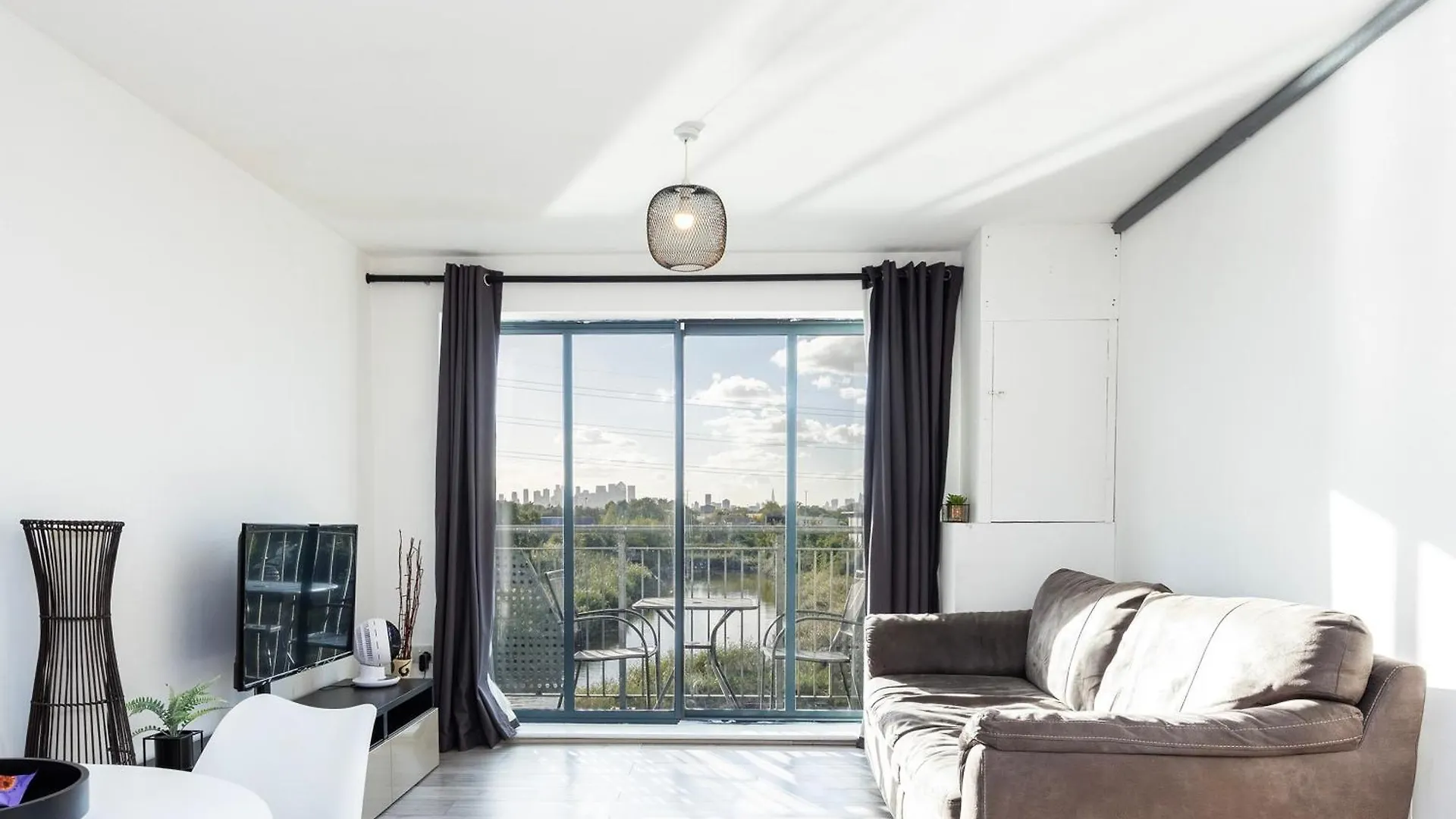 Stunning 2 Bed Flat With City Views location