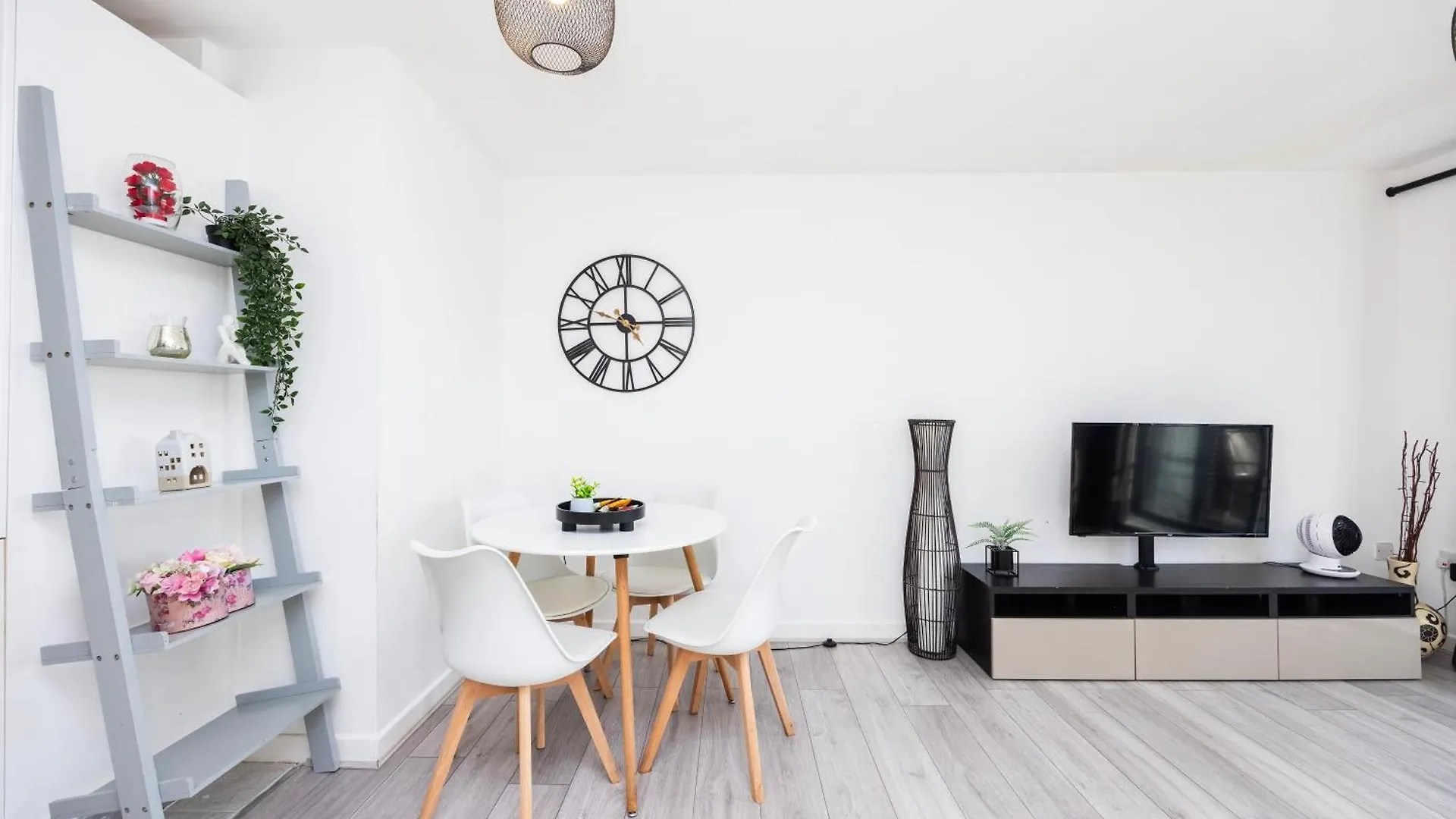 Stunning 2 Bed Flat With City Views Barking  Apartment