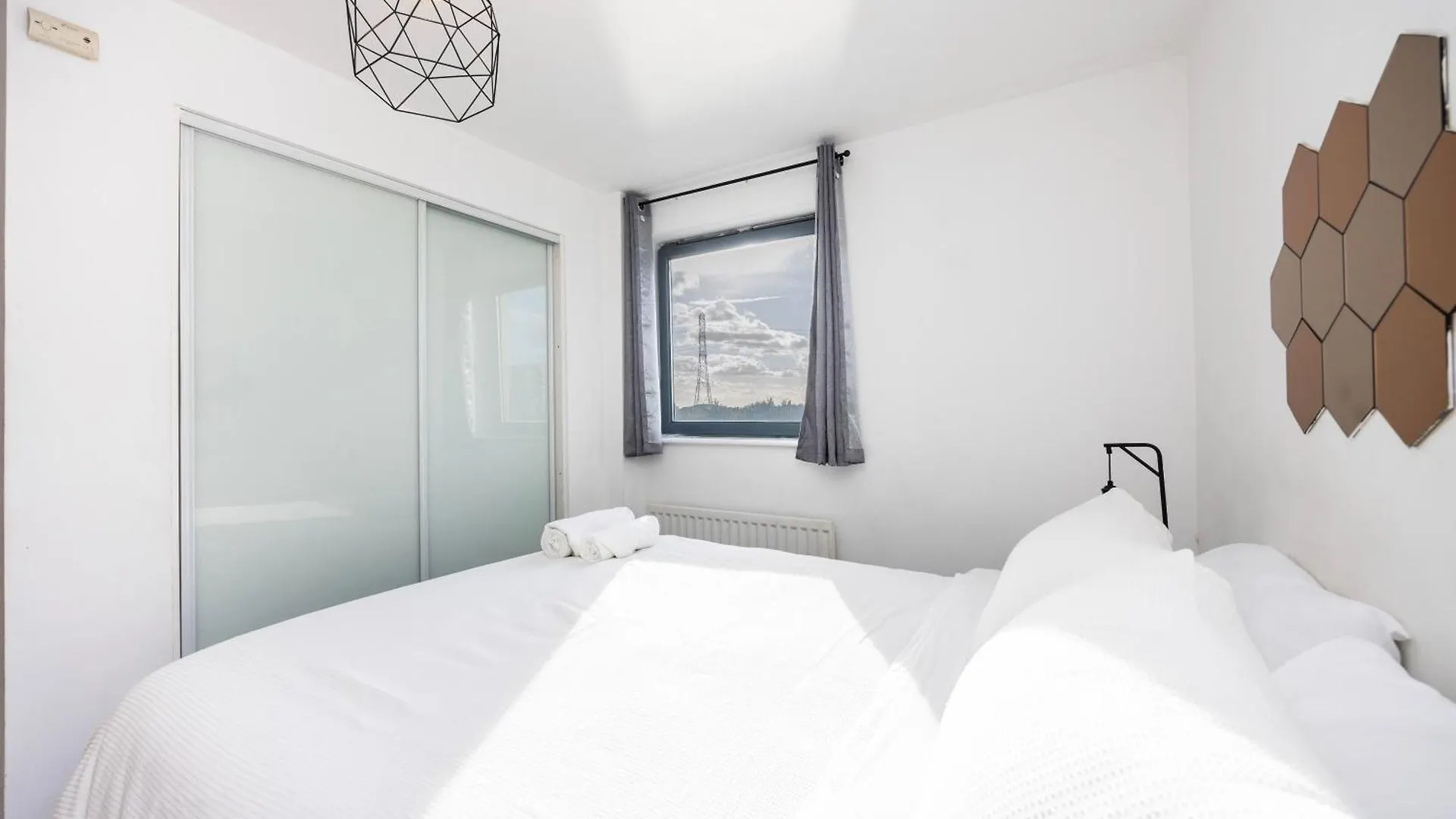 Stunning 2 Bed Flat With City Views Barking  0*, Barking (Greater London)